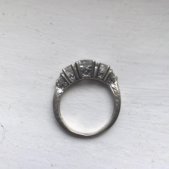 14k white gold engagement ring with Cubic Zirconia - Picture 3 of 3